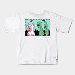 TWO ALIENS AND A COW Kids T-Shirt